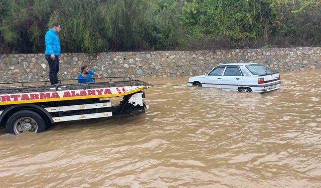 Alanya-Antalya karayolunda araçlar mahsur kaldı