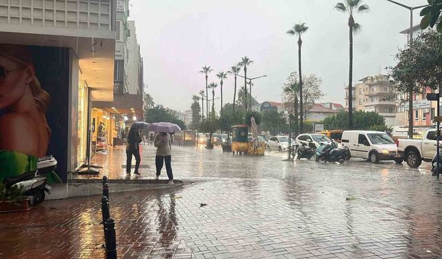 Alanya'da sağanak yağış ve dolu etkili oldu