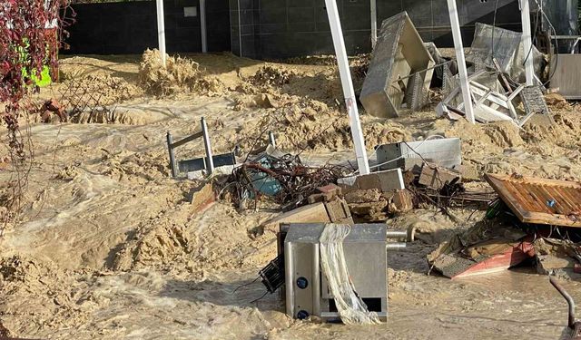 Alanya'da taşan dere 5 yıldızlı otelin sahildeki kafesini yıktı