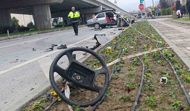 Ambulansa yol verme kazasında ortalık savaş alanına döndü, kaza anı güvenlik kamerasına yansıdı