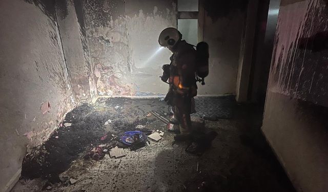 Antakya'da metruk bina yangını