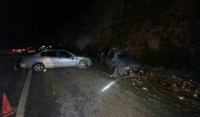 Antalya'da aynı yönde giden iki otomobil çarpıştı:4 yaralı