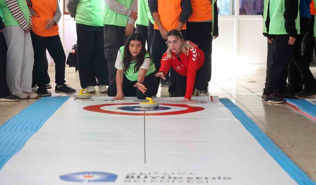 Antalya'da kız çocukları Floor Curling ile tanıştı