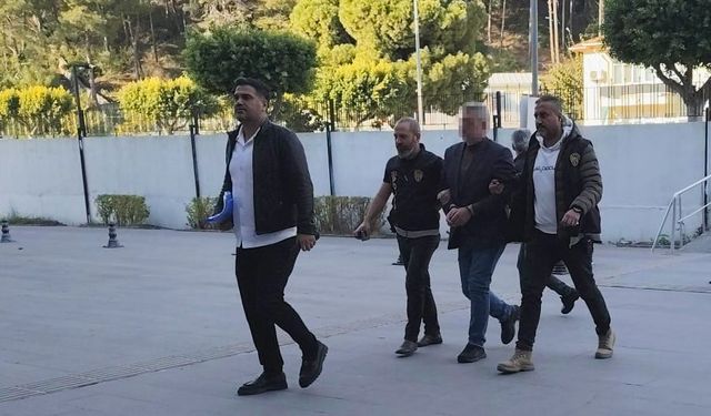 Antalya'da sahibi olduğu markette tartıştığı 2 kişiyi öldüren cinayet zanlısı adliyeye sevk edildi