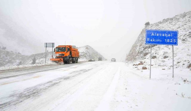 Antalya'ya kar yağışı aralıklarla devam ediyor