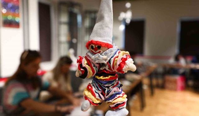 Atık kumaşlar kadınların emeğiyle yılbaşı maskotlarına dönüştü