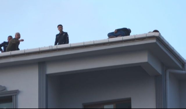 Çatıya çıktı, 80 bin TL'lik alacağını tahsil edince ikna olup indi