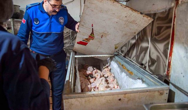 Dönerciden kurtlu salça ve turşu çıktı