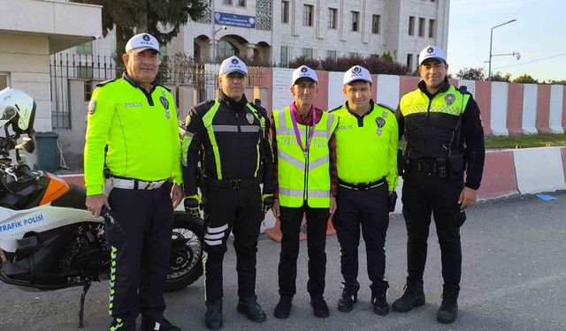 Dörtyol'un sevilen ismi Ömür, polis yeleği giyerek trafik denetimine çıktı