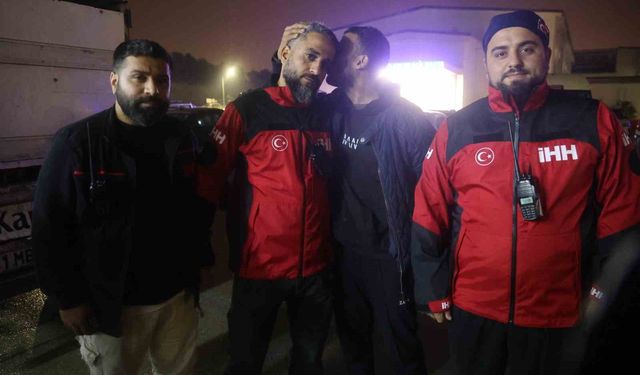 Evladını bulan arama kurtarma görevlisinin alnından öpen baba: 'Oğluma bunu yapan caninin en ağır cezayı almasını istiyorum'