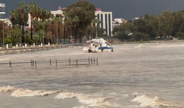 Finike'de fırtına sebebiyle tekne kıyıya sürüklendi, denizin rengi çamura döndü