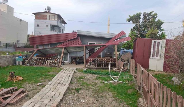 Fırtınanın çatısını uçurduğu evde mahsur kalan 3 kişiyi itfaiye kurtardı