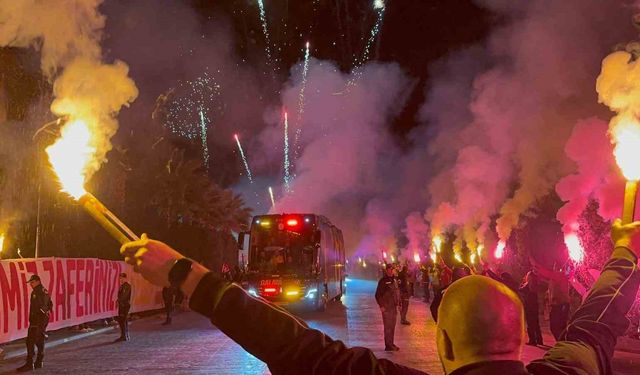 Galatasaray, Antalya'da Şampiyonlar Ligi müziğiyle karşılandı