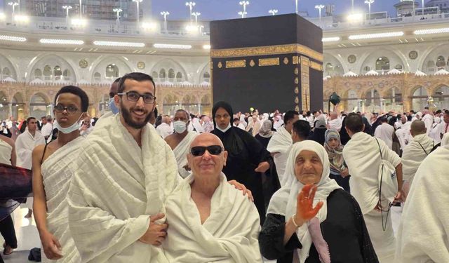 Görme engelli Ramazan amca ve Nuriye teyze umreye kavuştu