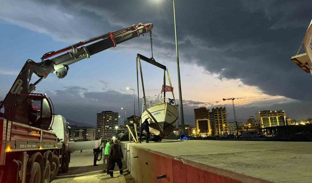 Hatay'da fırtınanın etkisiyle 5 tekne ve 1 yat alabora oldu