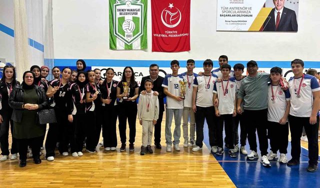 Hem öğrenci, hem okul müdürü olarak voleybolda kupalar kaldırmayı başardı