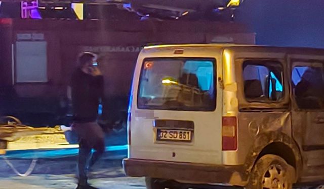 Isparta'da kontrolden çıkan hafif ticari araç devrildi: 2 yaralı