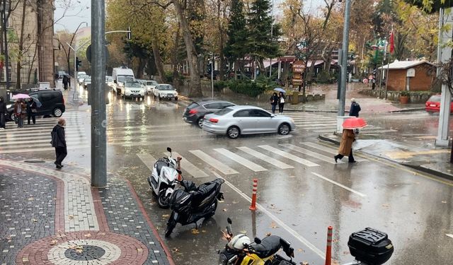 Isparta'da sağanak yağış etkisini arttırdı: Yollarda su birikintileri oluştu