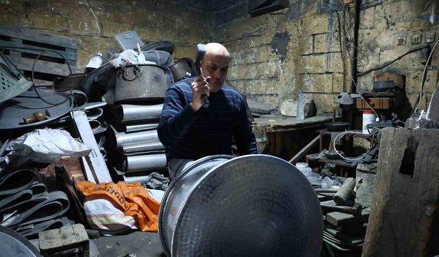 Kahramanmaraş'ta bakır ustalarının çekiç sesleri asırlık çarşıda hâlâ yankılanıyor