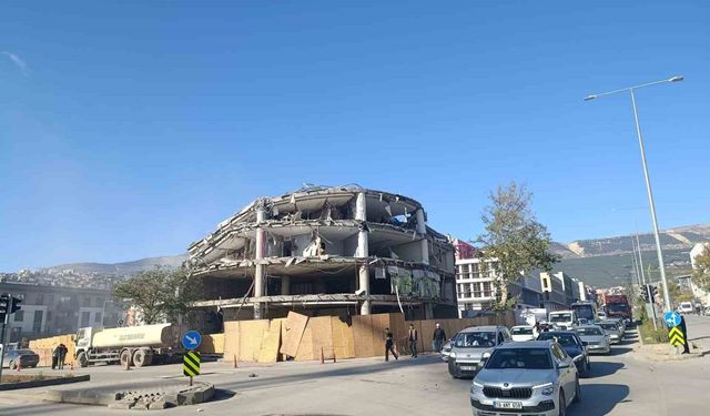 Kahramanmaraş'ta depremde hasar alan iş merkezi yıkıldı