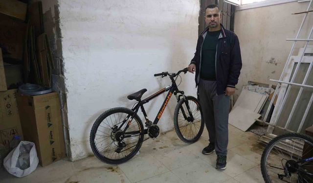 Kameralara yakalanan bisiklet hırsızına 'Yazık yaşın genç diye şikayetçi olmadık, bir an önce iş bul ve çalış' diyerek nasihat etti