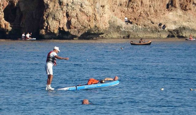 Karlı dağların gölgesinde 20 derecelik sıcak havada deniz keyfi yaptılar