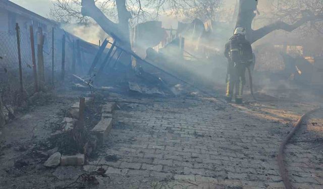 Korkuteli'nde yanan ev kullanılamaz hale geldi