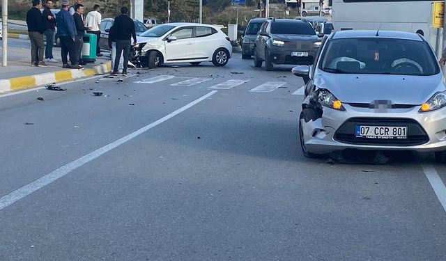 Manavgat'ta iki otomobil çarpıştı, sürücülerden biri yaralandı