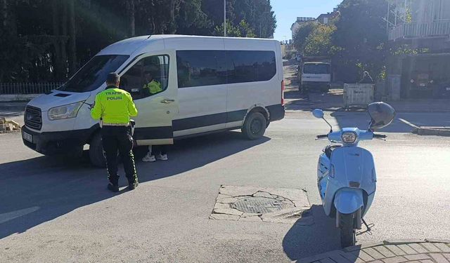 Manavgat'ta minibüsle çarpışan motosikletli yaralandı
