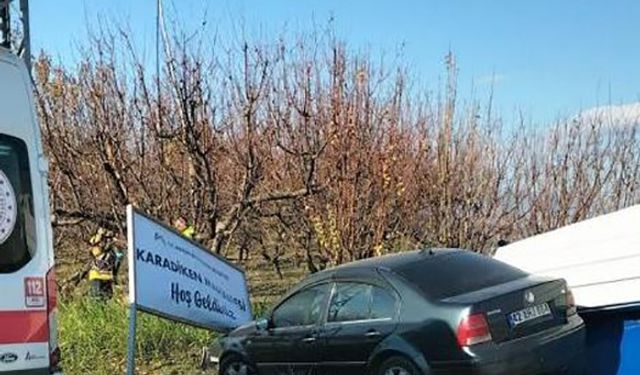 Mersin'de otomobil otobüs durağına çarptı: 2 yaralı