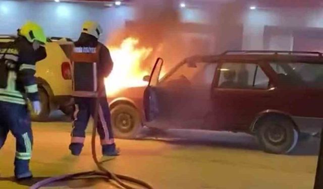 Mersin'de park halindeki araç yandı