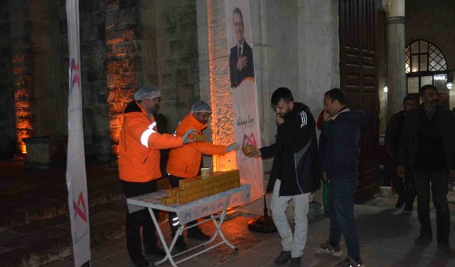 Mersin'de Regaip Kandilinde 15 bin kandil simidi dağıtıldı