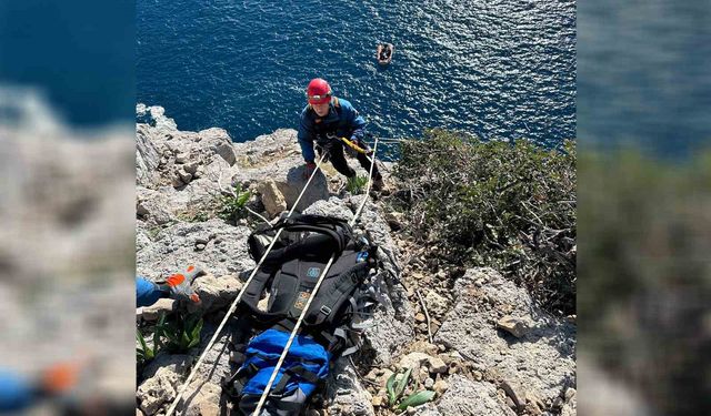 Mersin'de sarp kayalıklarda mahsur kalan keçi nefes kesen operasyonla kurtarıldı