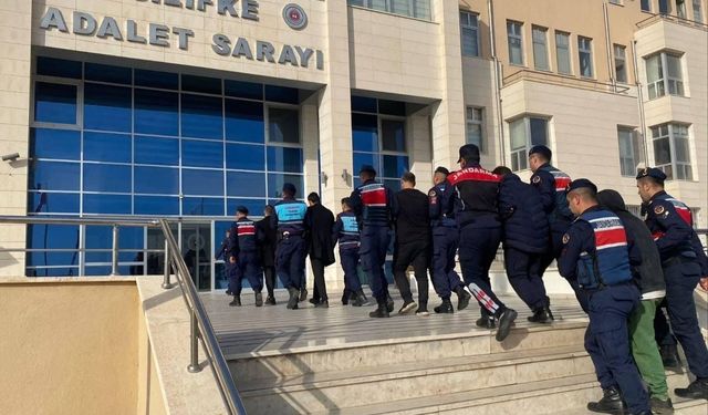 Mersin'de tekneye kaçak sigara operasyonu: 6 tutuklama