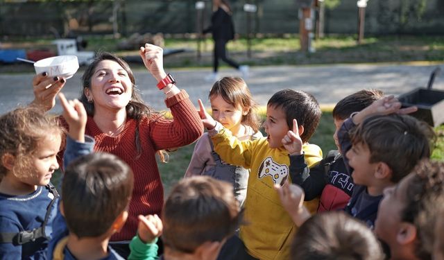 Minik eller tohumları toprakla buluşturdu