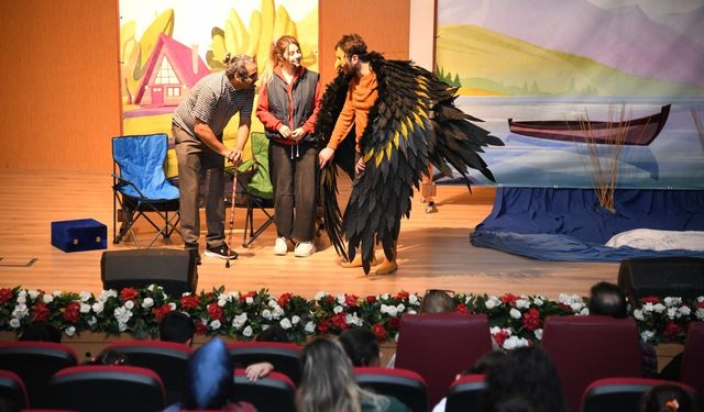 Osmaniye'de minikler 'Ronnie-Göldeki Fısıltı' oyunuyla tiyatro şöleni yaşadı