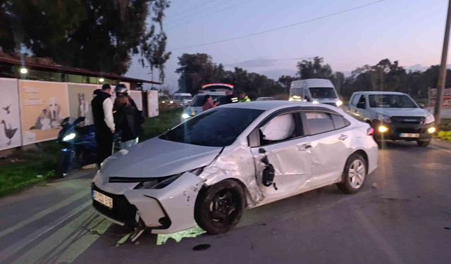 Otomobil aydınlatma direğine çarptı: 1 yaralı