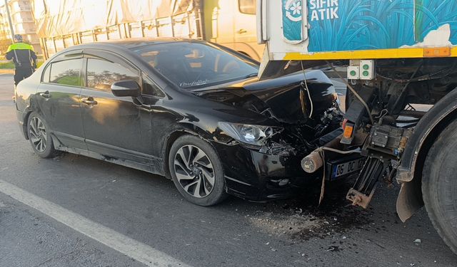 Otomobil yol süpürme aracıyla çarpıştı