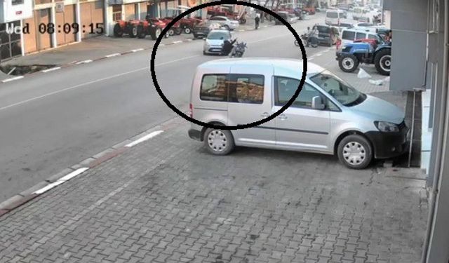 Otomobille çarpışan motosikletteki 2 kişi metrelerce savruldu
