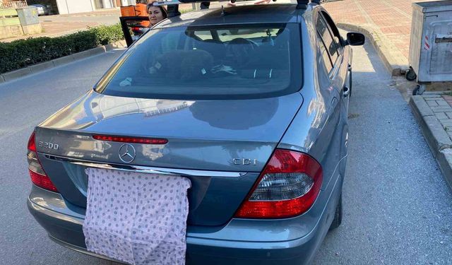 Plakası bezle kapatılan Mercedes plakasız çıktı