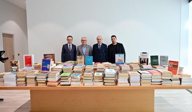Prof. Dr. Fahrettin Tızlak'tan Antalya Kütüphanesi'ne 2000 kitaplık değerli bağış