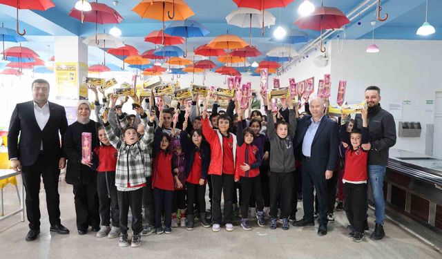 Sağlıkçılar, yatılı bölge okulu öğrencilerinin gönlüne dokundu