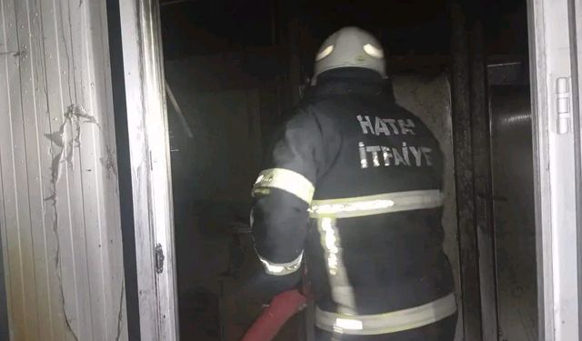 Samandağ'da yanan konteyner kullanılamaz hale geldi