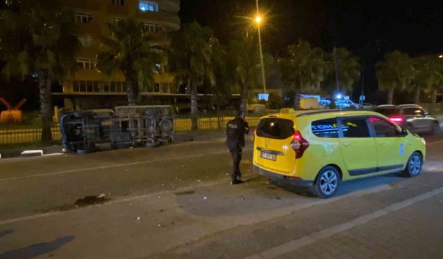 Serik'te ticari taksi ile kamyonet çarpıştı: 2 yaralı