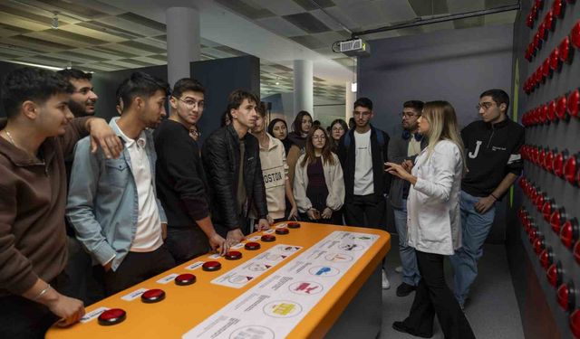 Tarsus Üniversitesi öğrencileri Mercan Bilim Merkezi'nde bilimle buluştu