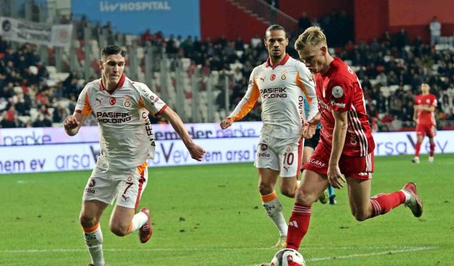 Trendyol Süper Lig: Antalyaspor: 0 - Galatasaray: 2 (İlk yarı)
