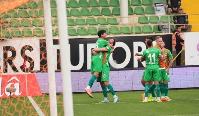 Trendyol Süper Lig: Corendon Alanyaspor: 1 - Fatih Karagümrük: 0 (İlk yarı)