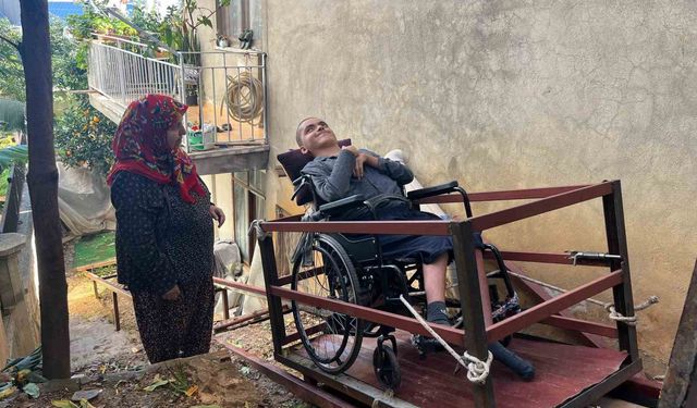 'Üvey oğlum' demedi, engelli oğluna eğitimi için hamallık yaparak evine raylı sistem kurdu