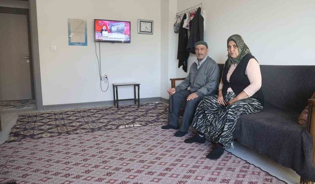 Yuvasına kavuşan depremzede vatandaş, 'Bakanımız Murat Kurum gibi şantiye şefine can kurban'