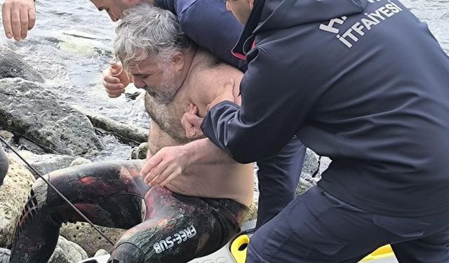 Zıpkın bacağına saplandı, ayağında zıpkınla hastaneye götürüldü